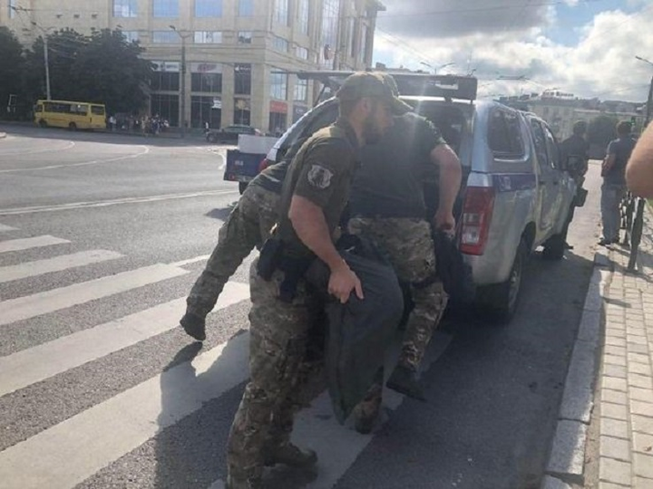 Nghi phạm mang theo thuốc nổ, bắt cóc 20 con tin trên xe buýt ở Ukraine - 3