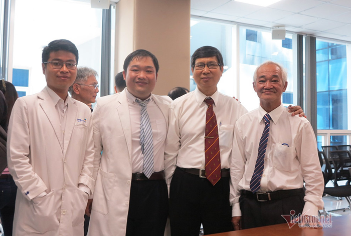 Ánh mắt của hai bé song sinh dính liền giúp bác sĩ vượt qua nỗi lo, quên mệt mỏi - 2