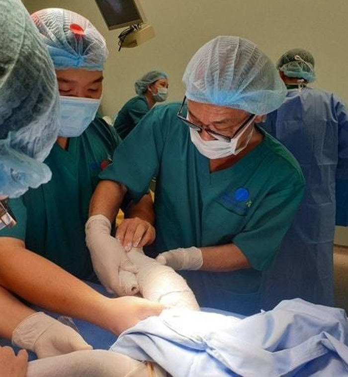 Ánh mắt của hai bé song sinh dính liền giúp bác sĩ vượt qua nỗi lo, quên mệt mỏi - 3