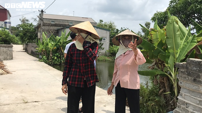 Bãi rác cháy âm ỉ gần khu dân cư, hàng trăm người phải bịt khẩu trang ngày đêm - 2