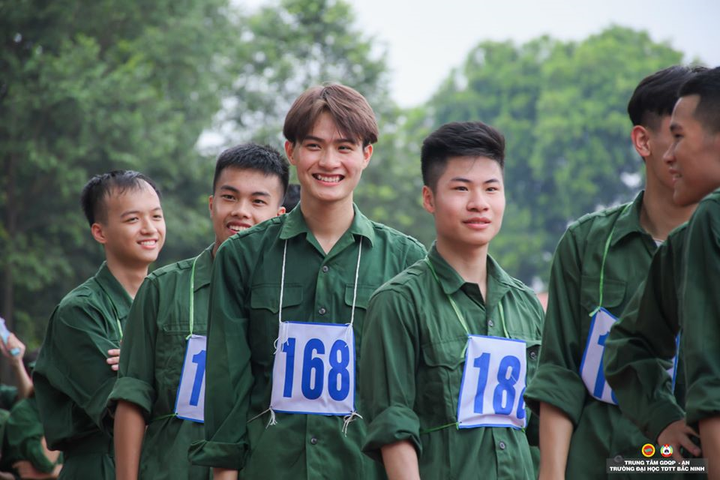 Ngẩn ngơ ngắm 'trai xinh gái đẹp' trường kinh tế trong màu áo quân sự - 9