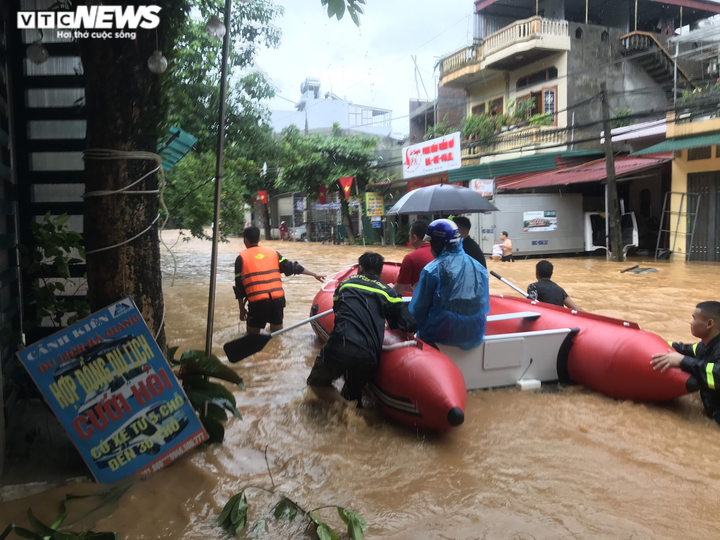 Ảnh: Hà Giang chìm trong biển nước, cảnh sát ngâm mình chuyển đồ giúp dân - 2