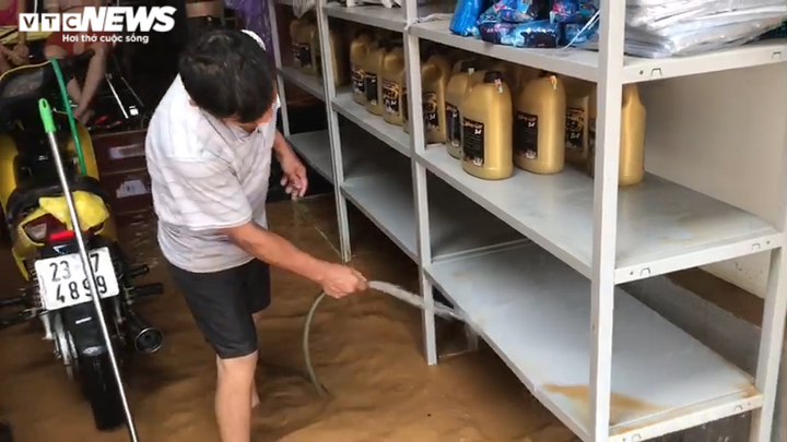 Ảnh: Hà Giang chìm trong biển nước, cảnh sát ngâm mình chuyển đồ giúp dân - 9