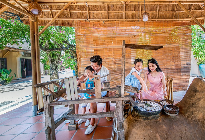 Khám phá 'Hội An thu nhỏ' ngập tràn trải nghiệm tại VinWonders - 2