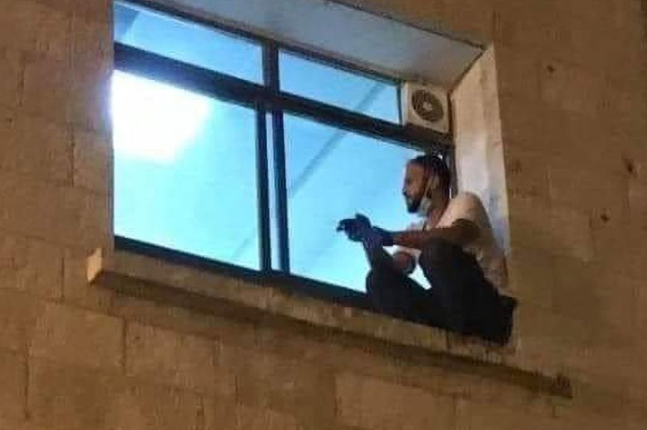 Con trai đêm đêm trèo cửa sổ bệnh viện, đau đớn nhìn mẹ mắc COVID-19 qua đời - 1