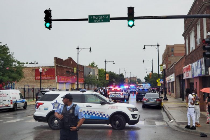 Xả súng bên ngoài nhà tang lễ ở Mỹ, 14 người bị thương - 1