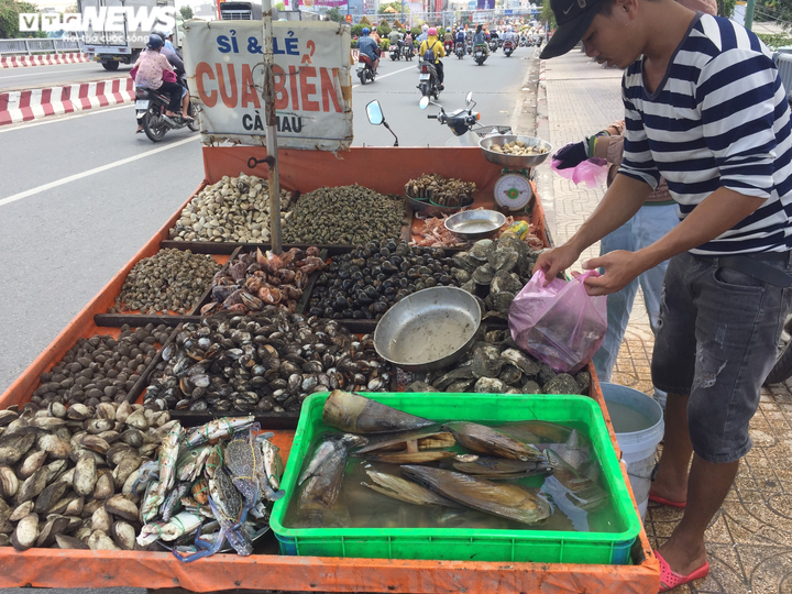 Ghẹ xanh giá 'rẻ như bèo' bán đầy lề đường ở TP.HCM - 2