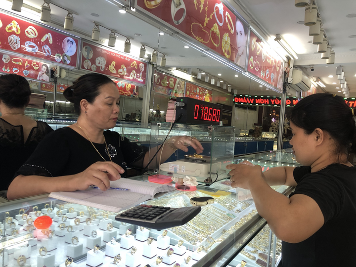 Cửa hàng vàng vắng tanh trong ngày giá tăng dữ dội lên 53 triệu đồng/lượng - 9