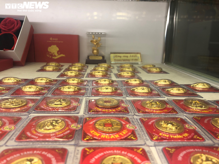 Cửa hàng vàng vắng tanh trong ngày giá tăng dữ dội lên 53 triệu đồng/lượng - 10