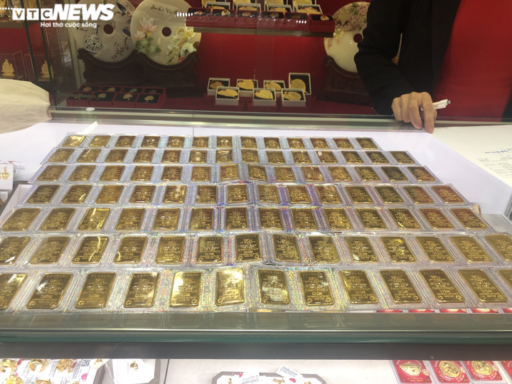 Cửa hàng vàng vắng tanh trong ngày giá tăng dữ dội lên 53 triệu đồng/lượng - 2