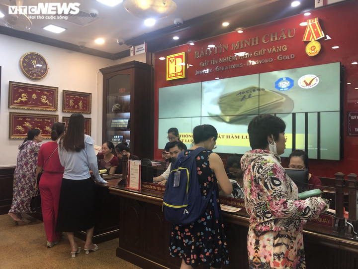 Cửa hàng vàng vắng tanh trong ngày giá tăng dữ dội lên 53 triệu đồng/lượng - 4