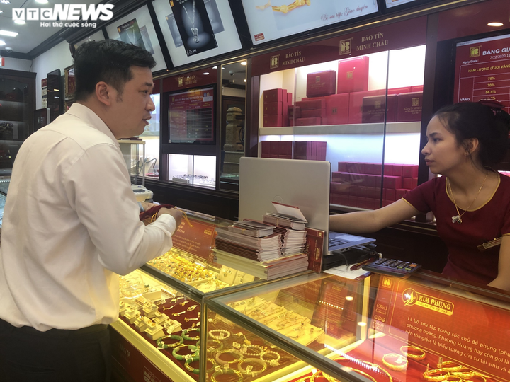 Cửa hàng vàng vắng tanh trong ngày giá tăng dữ dội lên 53 triệu đồng/lượng - 5
