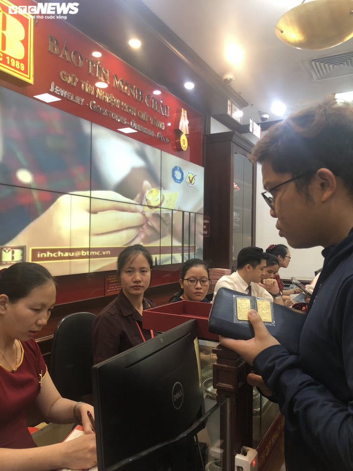 Cửa hàng vàng vắng tanh trong ngày giá tăng dữ dội lên 53 triệu đồng/lượng - 6