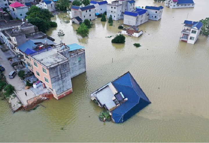 Oằn mình chống lũ suốt ngày đêm ở hồ nước ngọt lớn nhất Trung Quốc - 2