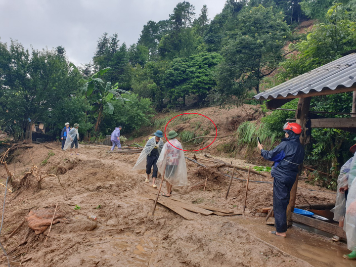Chồng bất lực nhìn vợ con bị đất đá vùi lấp trong mưa lũ ở Hà Giang - 1