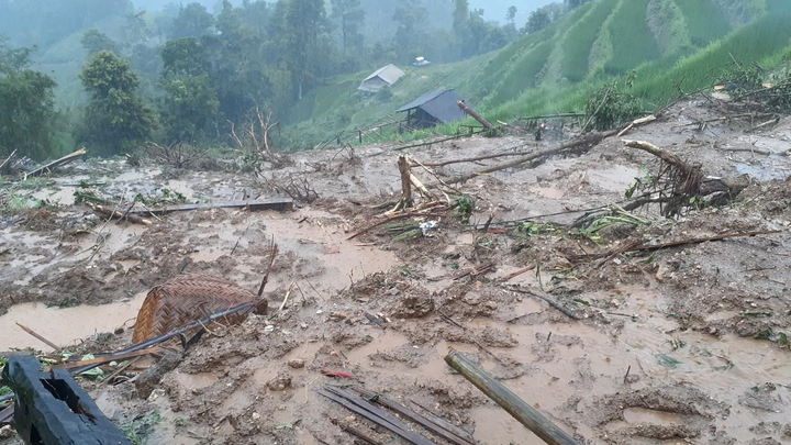 Chồng bất lực nhìn vợ con bị đất đá vùi lấp trong mưa lũ ở Hà Giang - 2