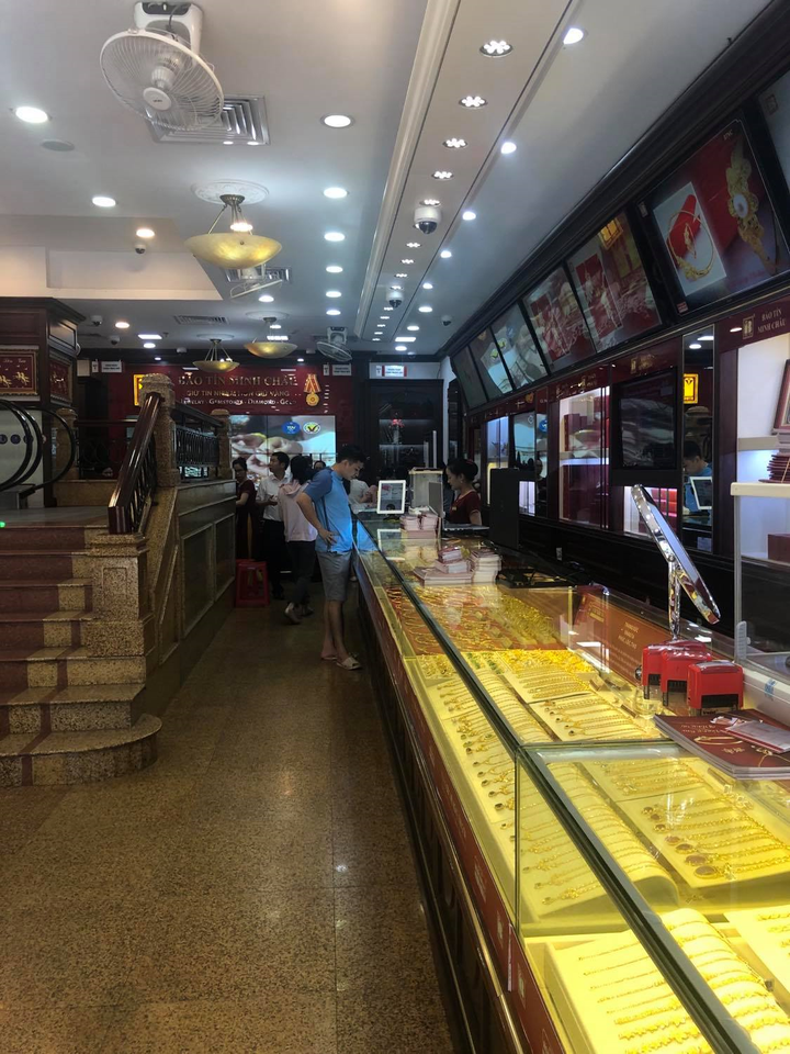 Cửa hàng vàng vắng tanh trong ngày giá tăng dữ dội lên 53 triệu đồng/lượng - 7