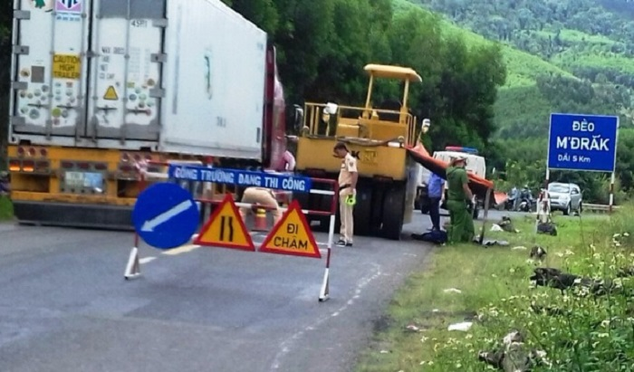 Công nhân đang làm đường bị xe lu cán chết - 1