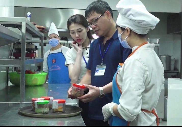 Lạng Sơn: Kiểm tra cơ sở kinh doanh dịch vụ ăn uống phục vụ đối tượng cách ly - 1