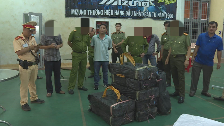 CSGT nổ súng truy bắt 2 người vận chuyển 200 kg ma túy đá - 1