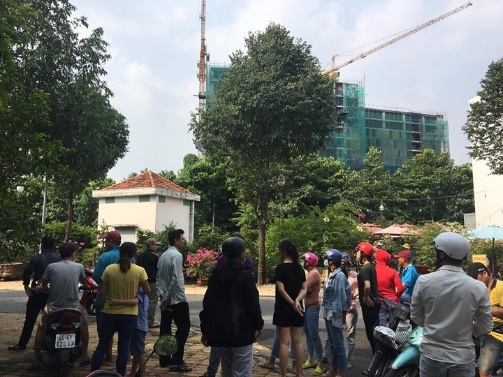 Thanh niên gục chết cạnh xe máy, trên ngực găm dao Thái Lan - 1