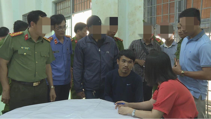 CSGT nổ súng truy bắt 2 người vận chuyển 200 kg ma túy đá - 2