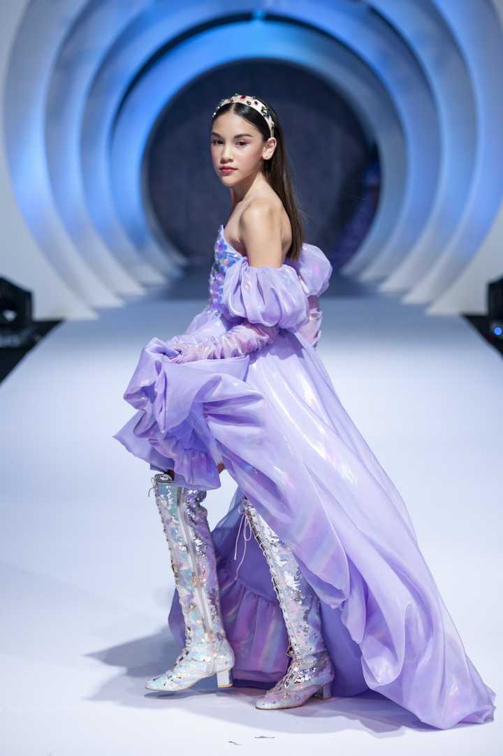 Mẫu nhí lai Tây 10 tuổi lộng lẫy trên sàn catwalk - 2