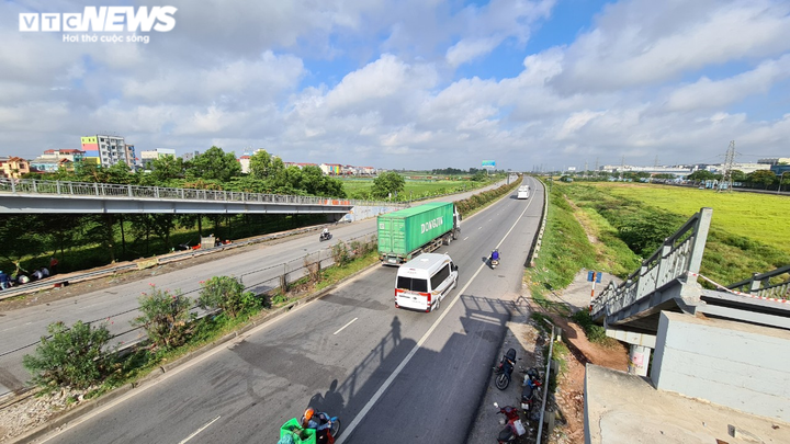 Công nhân liều mạng xé rào chắn, cắt đầu ô tô, băng qua quốc lộ - 3