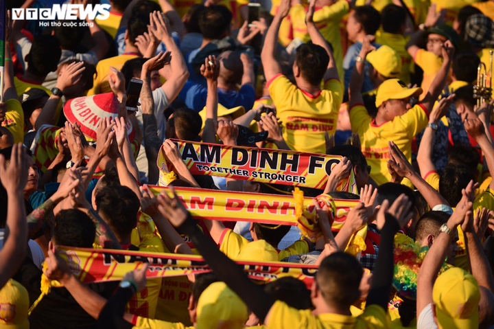 Hàng vạn CĐV Nam Định đồng loạt quay lưng phản đối trọng tài - 5