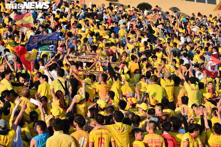 Hàng vạn CĐV Nam Định đồng loạt quay lưng phản đối trọng tài - 3