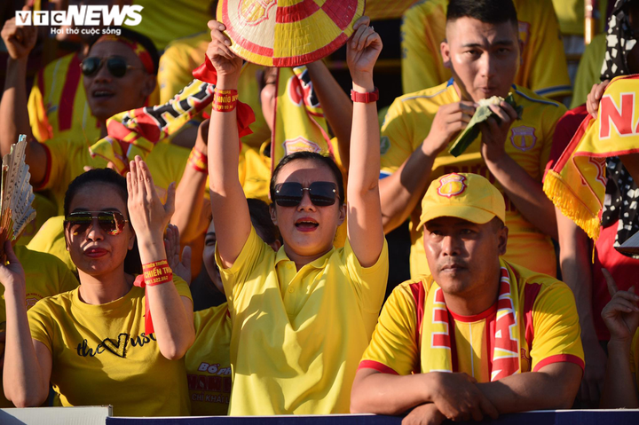 Hàng vạn CĐV Nam Định đồng loạt quay lưng phản đối trọng tài - 8