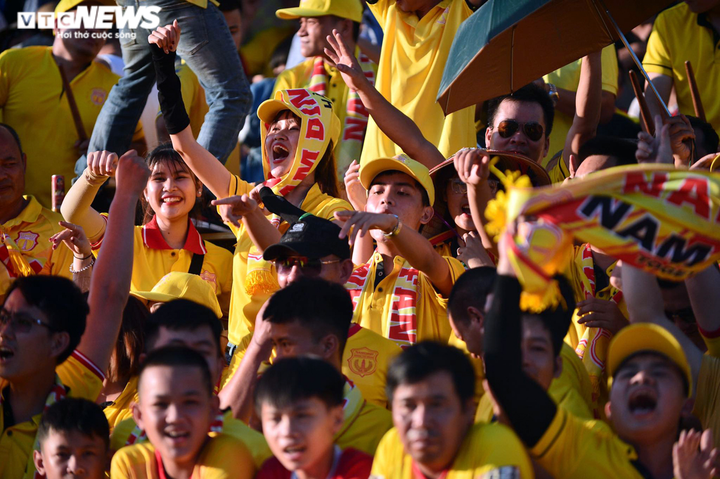 Hàng vạn CĐV Nam Định đồng loạt quay lưng phản đối trọng tài - 10