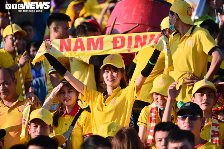 Hàng vạn CĐV Nam Định đồng loạt quay lưng phản đối trọng tài - 9
