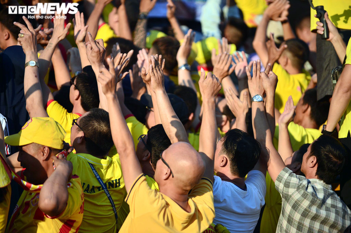 Hàng vạn CĐV Nam Định đồng loạt quay lưng phản đối trọng tài - 6