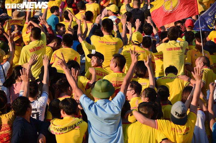 Hàng vạn CĐV Nam Định đồng loạt quay lưng phản đối trọng tài - 7