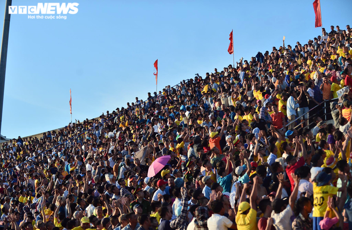 Hàng vạn CĐV Nam Định đồng loạt quay lưng phản đối trọng tài - 4