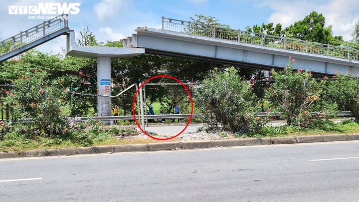 Công nhân liều mạng xé rào chắn, cắt đầu ô tô, băng qua quốc lộ - 4