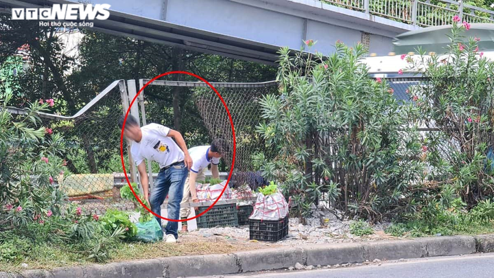 Công nhân liều mạng xé rào chắn, cắt đầu ô tô, băng qua quốc lộ - 6