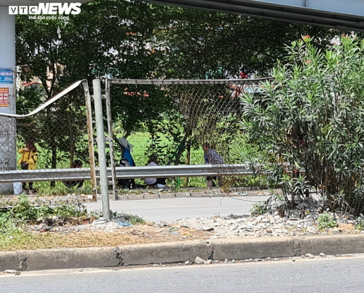 Công nhân liều mạng xé rào chắn, cắt đầu ô tô, băng qua quốc lộ - 5