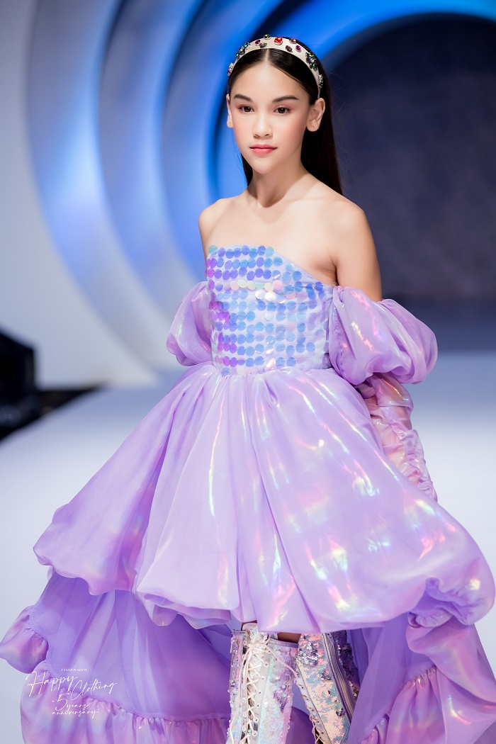Mẫu nhí lai Tây 10 tuổi lộng lẫy trên sàn catwalk - 4