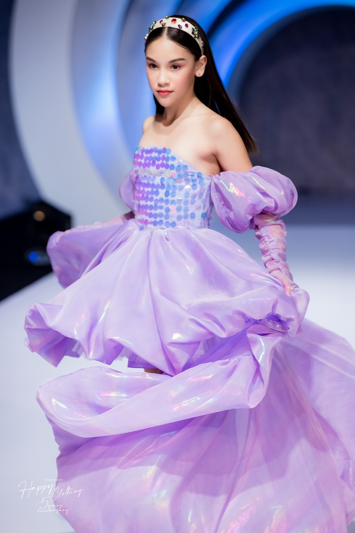 Mẫu nhí lai Tây 10 tuổi lộng lẫy trên sàn catwalk - 5