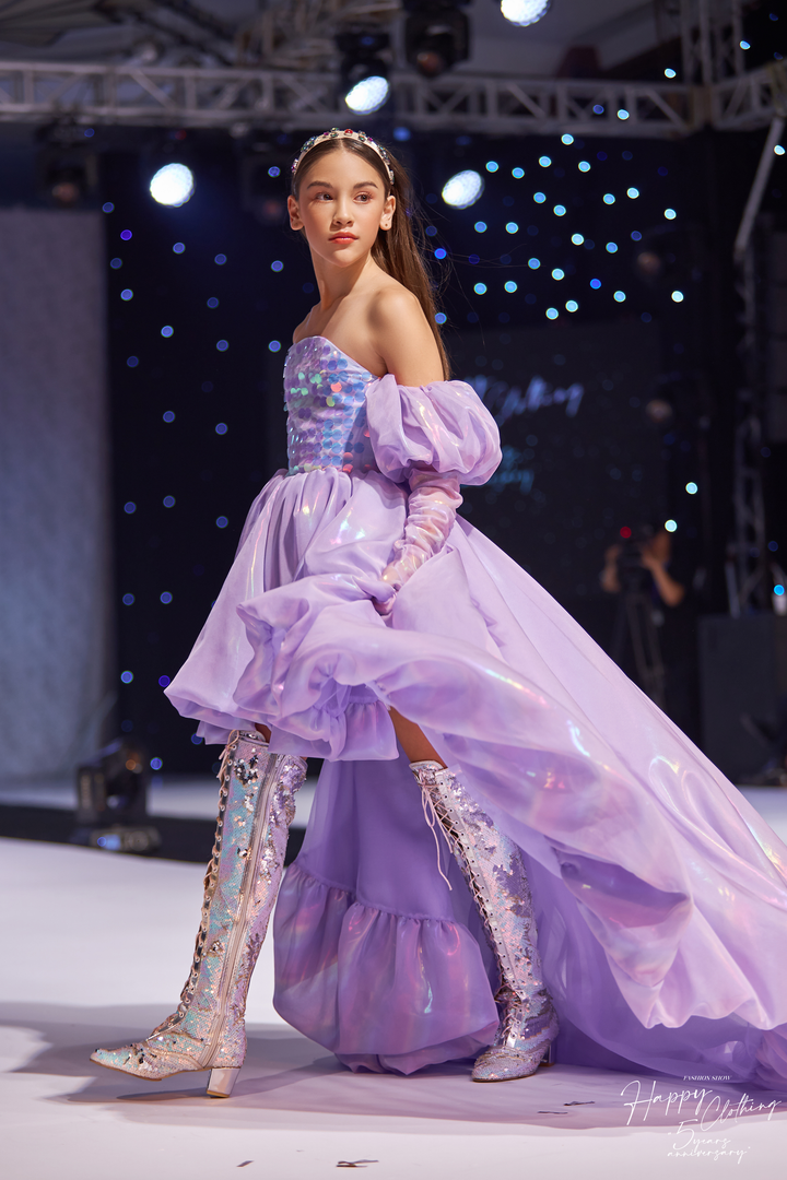 Mẫu nhí lai Tây 10 tuổi lộng lẫy trên sàn catwalk - 3