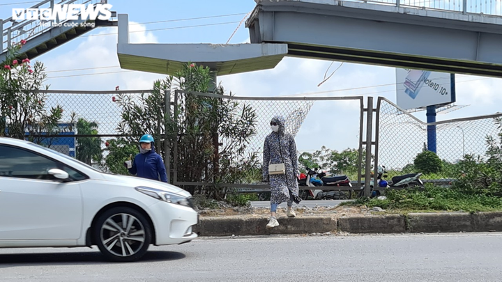 Công nhân liều mạng xé rào chắn, cắt đầu ô tô, băng qua quốc lộ - 8