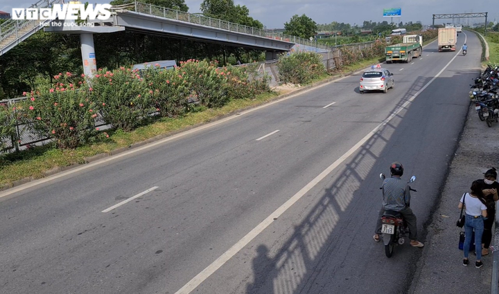 Công nhân liều mạng xé rào chắn, cắt đầu ô tô, băng qua quốc lộ - 1