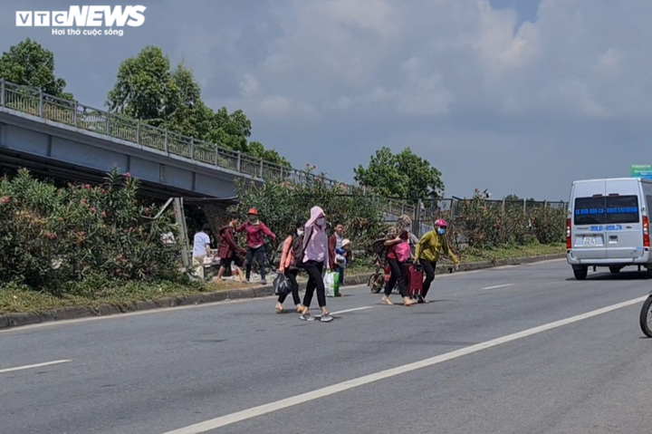 Công nhân liều mạng xé rào chắn, cắt đầu ô tô, băng qua quốc lộ - 10