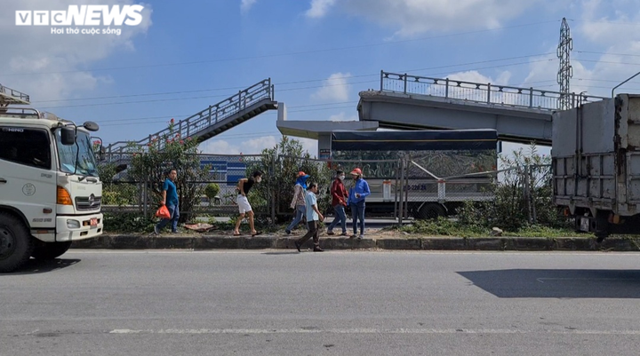 Công nhân liều mạng xé rào chắn, cắt đầu ô tô, băng qua quốc lộ - 14