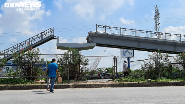 Công nhân liều mạng xé rào chắn, cắt đầu ô tô, băng qua quốc lộ - 16