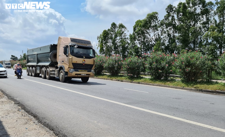 Công nhân liều mạng xé rào chắn, cắt đầu ô tô, băng qua quốc lộ - 9