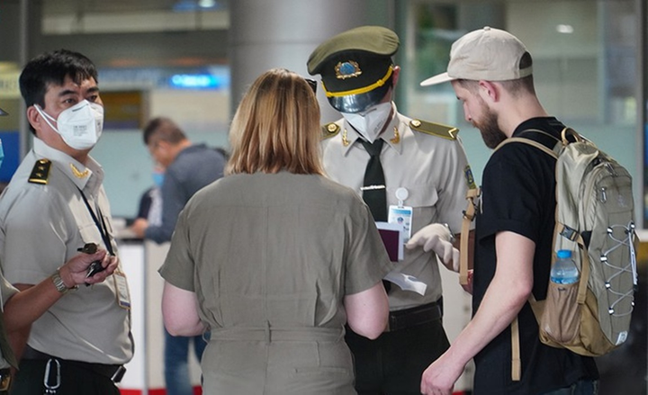 Trước khi nhập cảnh vào Việt Nam, chuyên gia nước ngoài phải xét nghiệm COVID-19 - 1