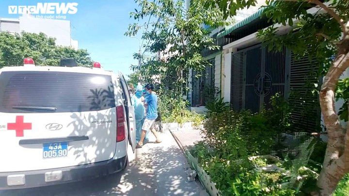 Đưa người thân của bệnh nhân nghi mắc COVID-19 ở Đà Nẵng đi cách ly - 1